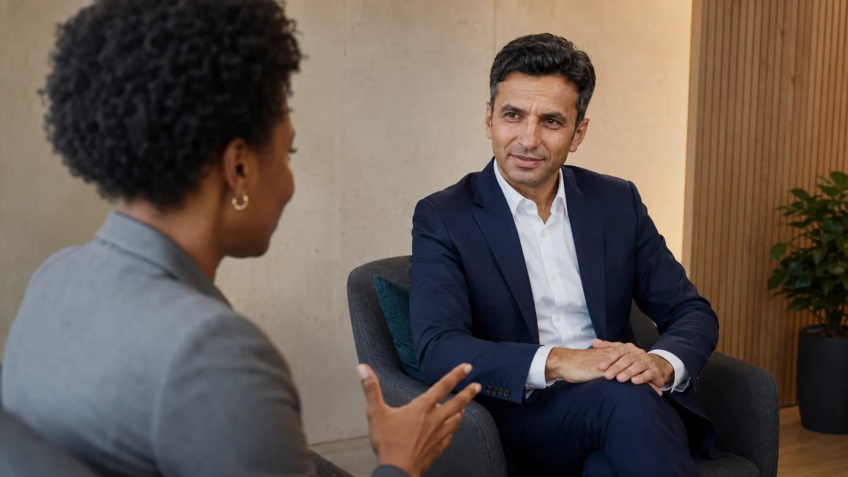Nazim Bayram im Einzelgespräch, zugewandt und aufmerksam zuhörend.
