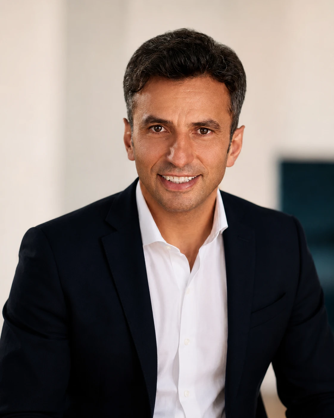 Nazim Bayram, freundlich und aufmerksam in die Kamera blickend.